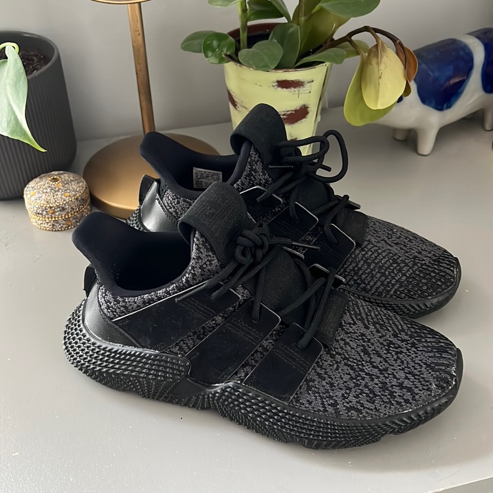 🔥Black Adidas Sneakers 🔥